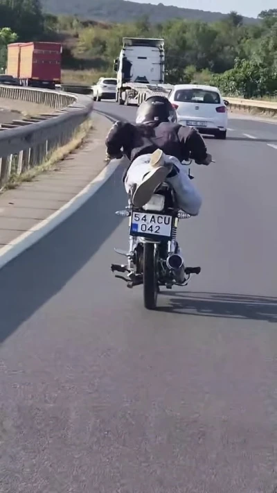 Yürekleri ağıza getiren tehlikeli sürüş: &quot;Kendileri geberiyor, diğer sürücülerin de başını yakıyorlar&quot;
