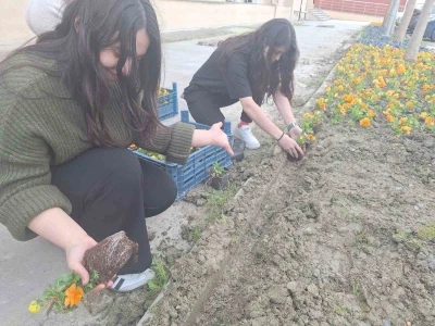 Yurt bah&ccedil;esi g&ouml;n&uuml;ll&uuml; &ouml;ğrencilerle bahara hazırlandı
