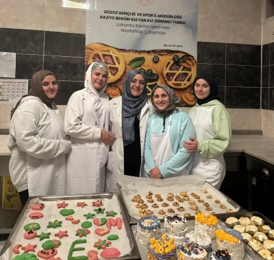 Yurtta kalan kız öğrenciler mutfağa girdi
