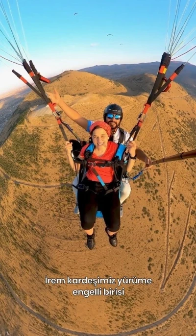 Yürüme engelli kadının hayali gerçek oldu, özgürlüğe uçarak kavuştu
