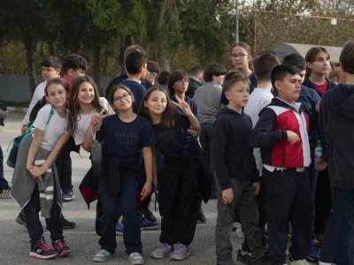 Yürüyüşü ile fenomen olan öğretmene sürpriz
