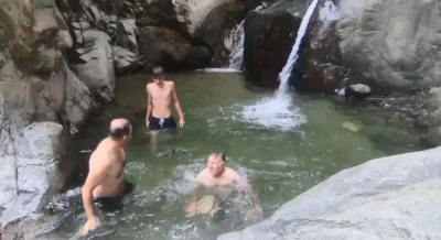 Yusufeli’nde sıcak havadan bunalan gençler ’Ayı Hamamı’nda serinliyor
