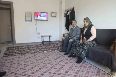 Yuvasına kavuşan depremzede vatandaş, "Bakanımız Murat Kurum gibi şantiye şefine can kurban"
