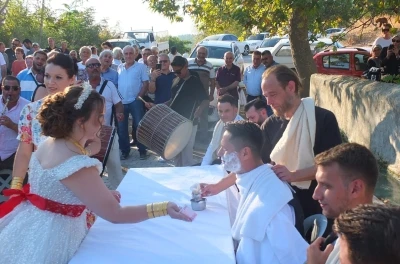 Yüz yıllık düğün geleneği, para verip damada tokat atıyorlar
