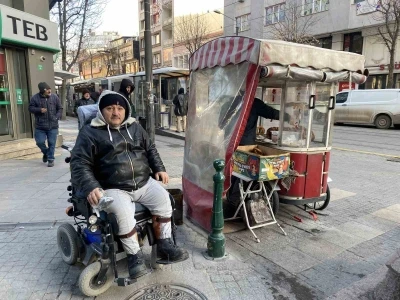 Y&uuml;zde 76 engeli olmasına ekmek parasını kazanmak i&ccedil;in eksi 17 derecede simit satıyor
