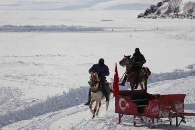 Y&uuml;zeyi buz tutan &Ccedil;ıldır G&ouml;l&uuml; misafirlerini ağırlamaya başladı
