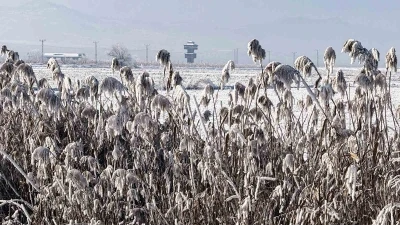 Y&uuml;zeyi buz tutan Kaz g&ouml;l&uuml; kış manzarası ile mest etti

