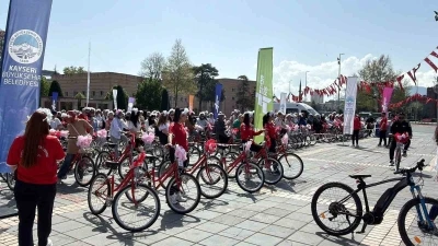 Y&uuml;zlerce anne Anneler G&uuml;n&uuml;&rsquo;nde pedalladı
