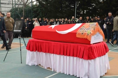 Y&uuml;zlerce meslektaşı Fatma Nur &ouml;ğretmeni son yolculuğuna uğurladı
