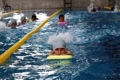 Yüzme havuzu ile hem yarışmalara hazırlanıyorlar hem serinliyorlar
