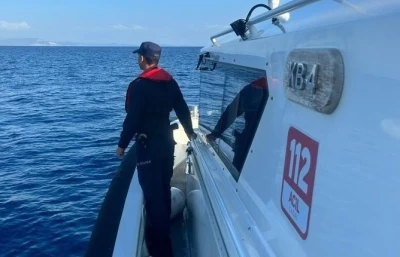 Y&uuml;zmek i&ccedil;in denize giren şahısları, Sahil G&uuml;venlik ekipleri kurtardı
