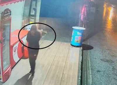 Y&uuml;z&uuml;n&uuml; eliyle kapatarak b&uuml;feden alkol &ccedil;alan hırsız yakayı ele verdi
