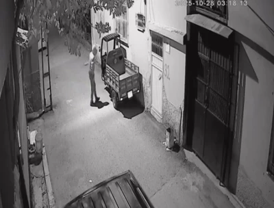 Yüzünü kapüşonla kapatarak mopedi dakikalar içinde çaldı
