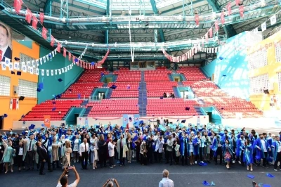 YY&Uuml; Tıp Fak&uuml;ltesi&rsquo;nde mezuniyet coşkusu: Gen&ccedil; hekimler diplomalarını aldı

