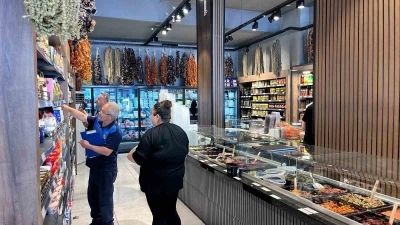 Zabıta ekiplerinden okul kantini ve şark&uuml;teri denetimi
