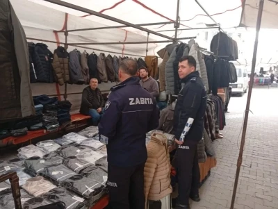 Zabıta ekiplerinden semt pazarında sağanak uyarısı
