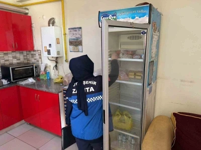 Zabıta, kantinlerdeki yasaklı ürünleri tezgahlardan kaldırdı
