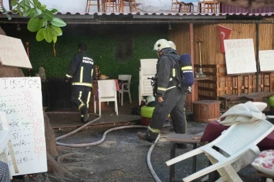 Zabıtanın yer işgali uyarısına kızdı, d&uuml;kkanını ateşe verdi
