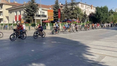 Zafer Bayramı’nı pedal çevirerek kutladılar
