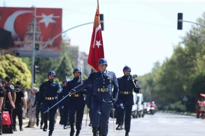 Zafer Bayramı, resmi geçit töreni ile coşkuyla kutlandı
