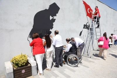 Zafer ruhu, Şehitlik Abidesi duvarlarına yansıtıldı
