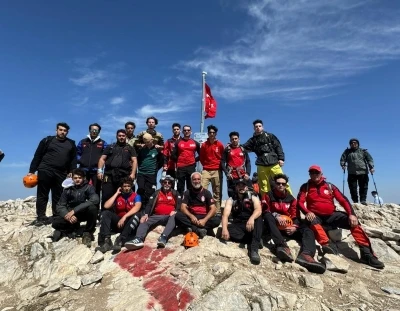 Zaferi zirvede kutladılar
