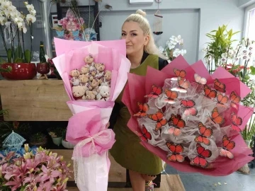 Zamlardan sonra yapay bitki, pel&uuml;ş ayıcık ve ışıklı kelebek buketlerine ilgi arttı
