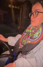 Zana &Ouml;ğretmen kep&ccedil;eyle okulunun bah&ccedil;esini kendisi temizledi