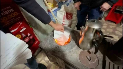 Zara’da ihtiyaç sahiplerinin veresiye borcu kapatıldı, defter sobada yakıldı
