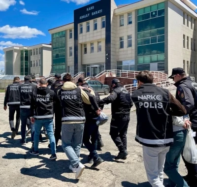 Zehir tacirlerine şafak operasyonu: Kars&rsquo;ta 114 gram metamfetamin ele ge&ccedil;irildi, 2 tutuklama
