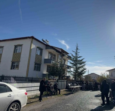 Zehirlenme felaketinde acılı bekleyiş sürüyor
