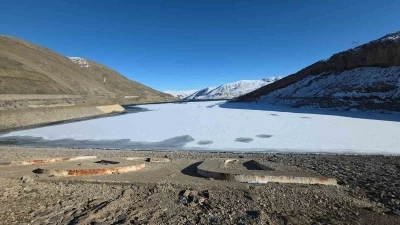 Zernek Barajı&rsquo;nın buzları &ccedil;&ouml;z&uuml;lmeye başladı
