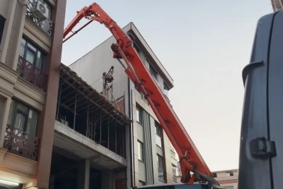 Zeytinburnu&rsquo;nda beton d&ouml;kme &ccedil;alışması sırasında yan binanın duvarı &ccedil;&ouml;kt&uuml;
