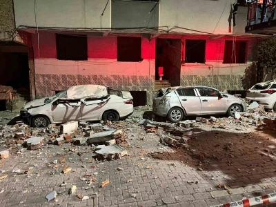 Zeytinburnu&rsquo;nda binanın &ccedil;atısından kopan par&ccedil;alar ara&ccedil;ları hurdaya &ccedil;evirdi
