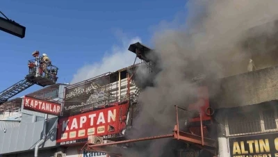 Zeytinburnu&rsquo;nda sanayide &ccedil;ıkan yangın havadan g&ouml;r&uuml;nt&uuml;lendi
