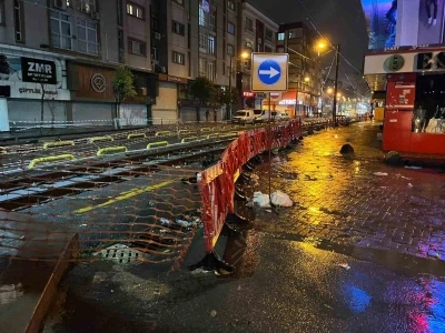 Zeytinburnu’nda tramvay yoluna giren araç, raylarda sıkıştı
