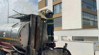 Zift tankerindeki yangın ekiplerce söndürüldü
