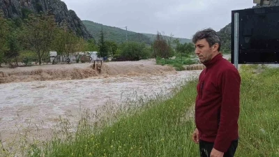 Zile&rsquo;de Belpınar Barajı taştı, yollar g&ouml;le d&ouml;nd&uuml;
