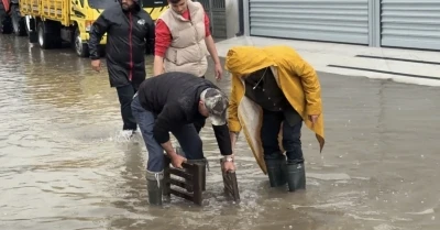 Zile&rsquo;yi sağanak vurdu, iş yerleri sular altında kaldı
