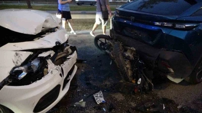 Zincirleme kazada motosikletli genç kız yaralandı, sürücü olay yerinden kaçtı
