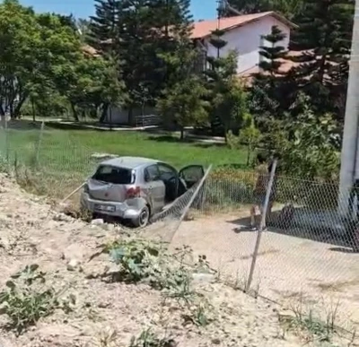 Zincirleme kazada otomobil enstit&uuml;n&uuml;n bah&ccedil;esine d&uuml;şt&uuml;: 3 yaralı

