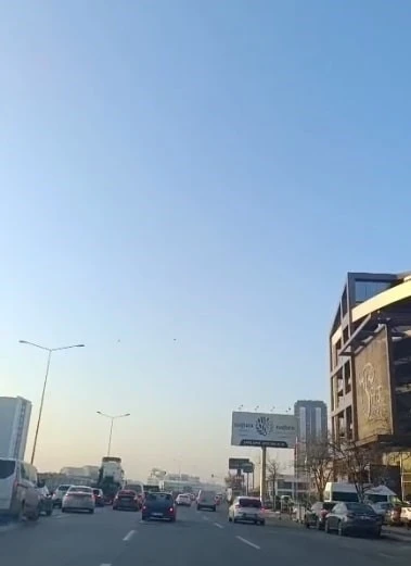 Zincirleme trafik kazası aracın g&uuml;venlik kamerasına yansıdı
