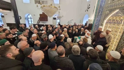 Ziyarete a&ccedil;ılan Sakal-ı Şerif&rsquo;i g&ouml;rmek isteyen vatandaşlar camiye akın etti
