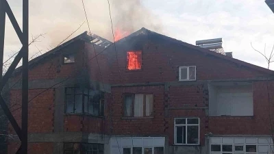 Zonguldak&rsquo;ta 6 katlı binanın &ccedil;atısı alev alev yandı

