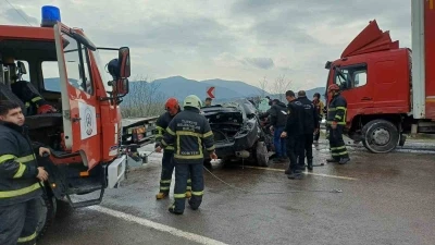 Zonguldak&rsquo;ta aracıyla kamyona &ccedil;arpan polis s&uuml;r&uuml;c&uuml; ağır yalandı

