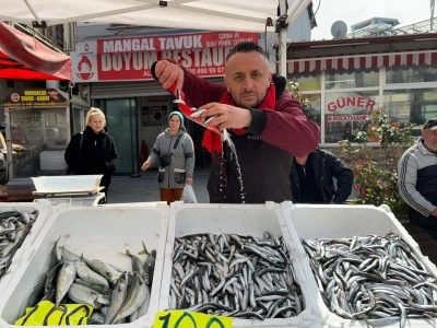 Zonguldak&rsquo;ta balık tezgahlarında Ramazan mesaisi; hamsi 100 liradan satılıyor
