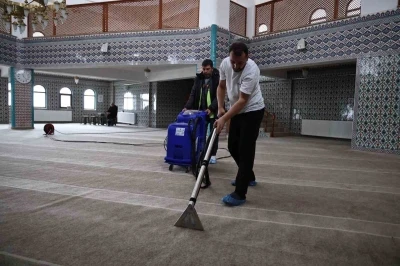 Zonguldak&rsquo;ta camilerde Ramazan temizliği
