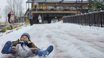 Zonguldak&rsquo;ta &ccedil;ocuklar karda kayarak eğlendi

