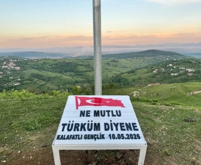 Zonguldak&rsquo;ta gen&ccedil;ler k&ouml;ylerinin zirvesine T&uuml;rk bayrağı dikti
