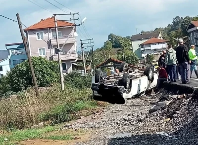 Zonguldak’ta İl Özel İdare aracı bahçeye uçtu; 1 yaralı
